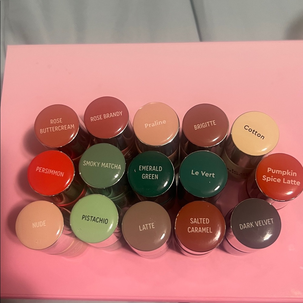 Le mini macaron Collection with Praline, Cotton, Pistachio, and Rose Brandy